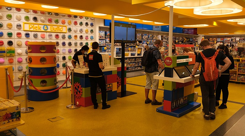Creating a custom character at the LEGO Minifigure Factory