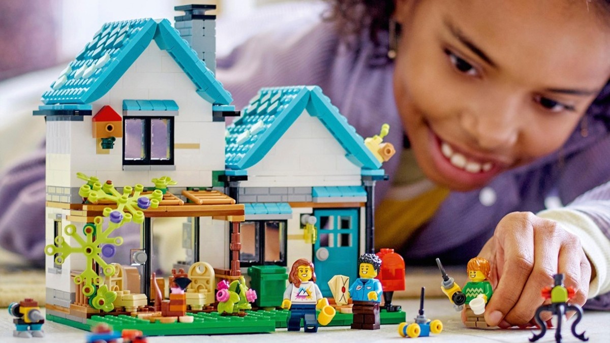 LEGO Creator 3 in 1 31139 cosy house lifestyle featured