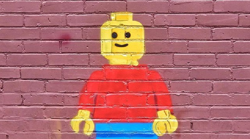 Brick Pic of the Day: LEGO minifigure street art