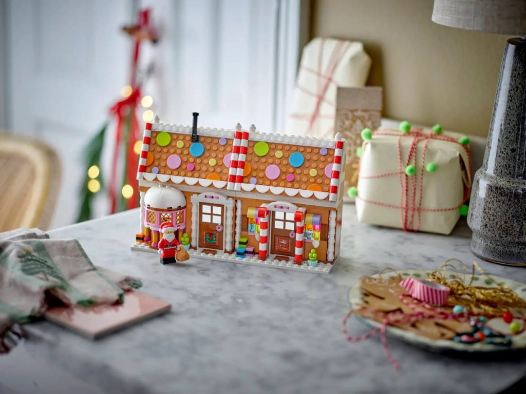 LEGO 40809 Festive Gingerbread House Lifestyle  1024x768