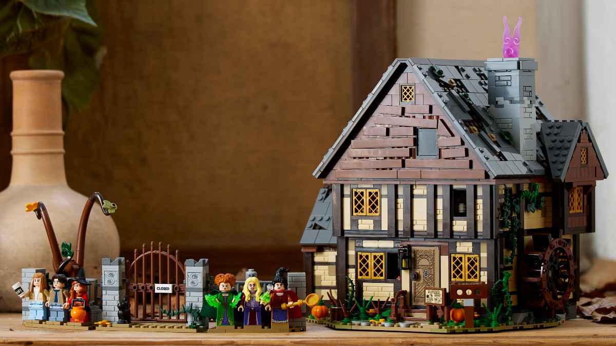 LEGO Ideas 21341 Hocus Pocus – The Sanderson Sisters Cottage lifestyle 1 featured