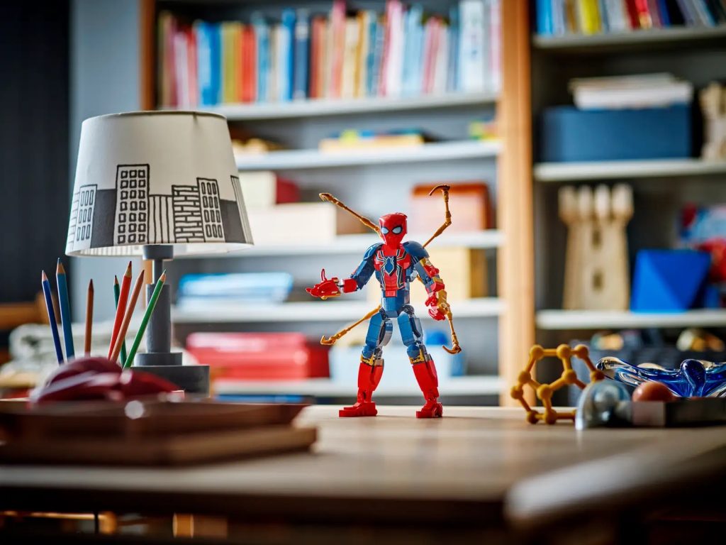 LEGO Marvel 76298 Iron Spider Man Construction Figure Lifestyle 3 1024x768
