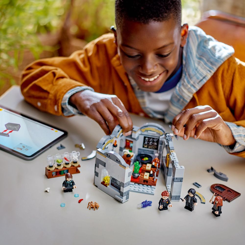 LEGO Harry Potter 76431 Hogwarts Castle Potions Class 7