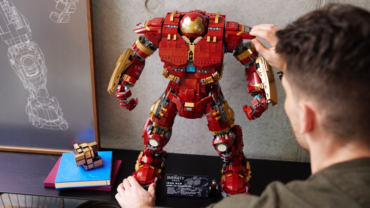 LEGO Marvel 76210 Hulkbuster has an unexpected ally