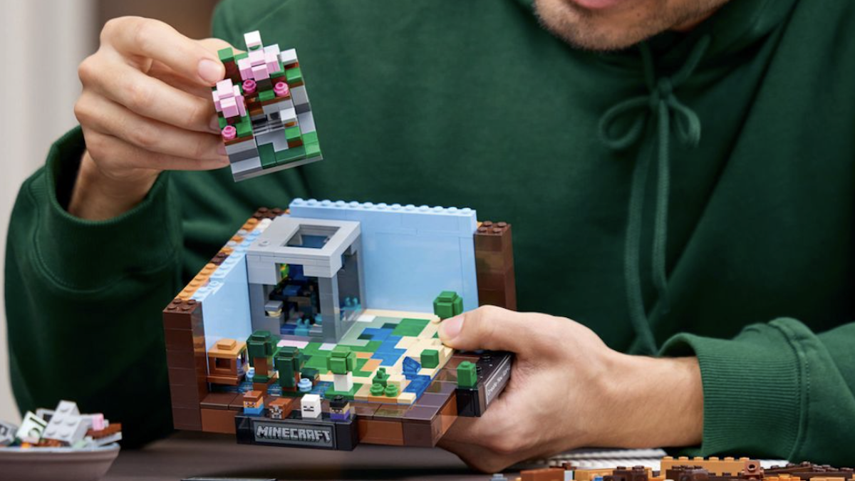 Early images of LEGO Minecraft 18+ Crafting Table spotted