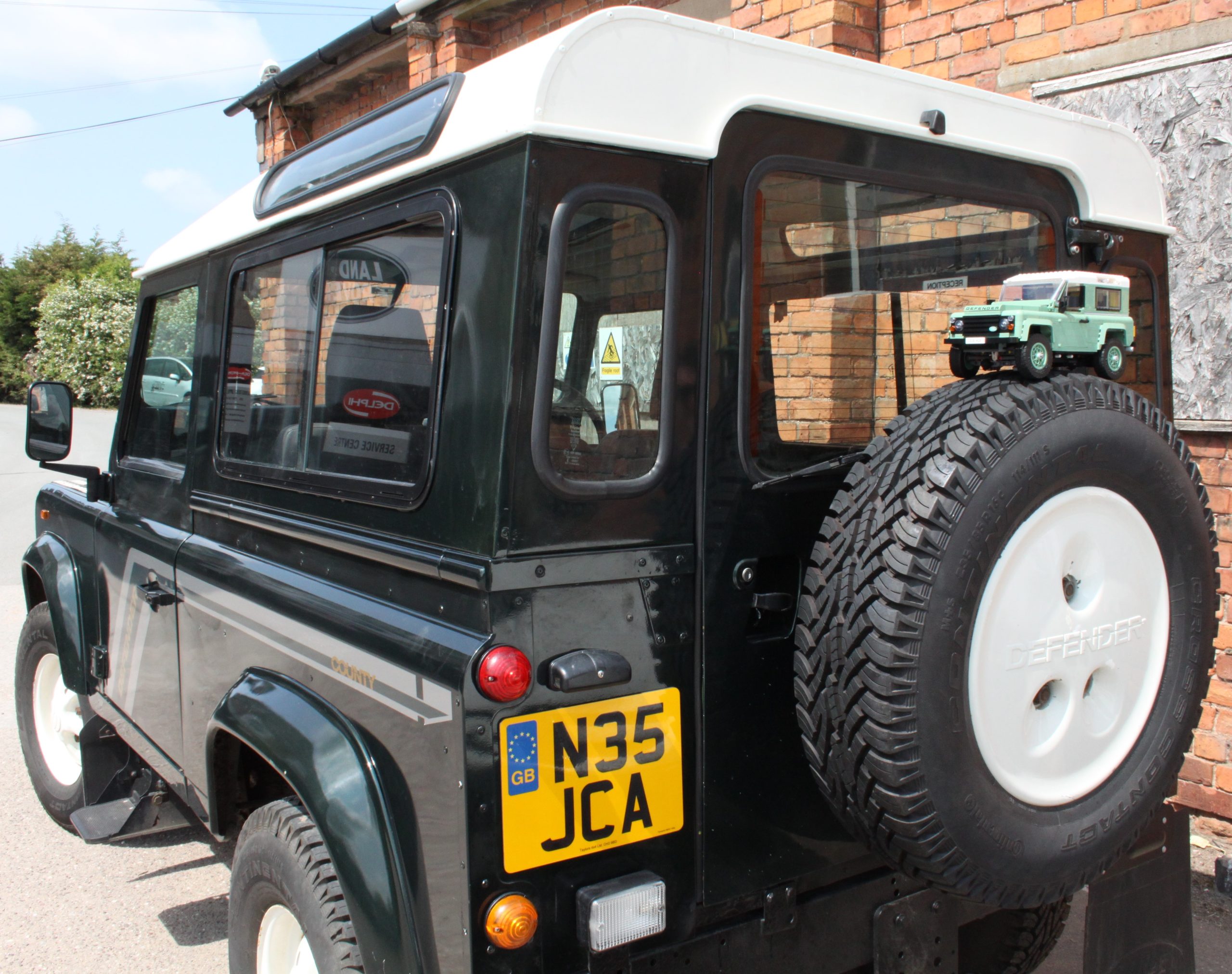 LEGO ICONS 10317 LAND ROVER CLASSIC DEFENDER 90 review outside 19 scaled