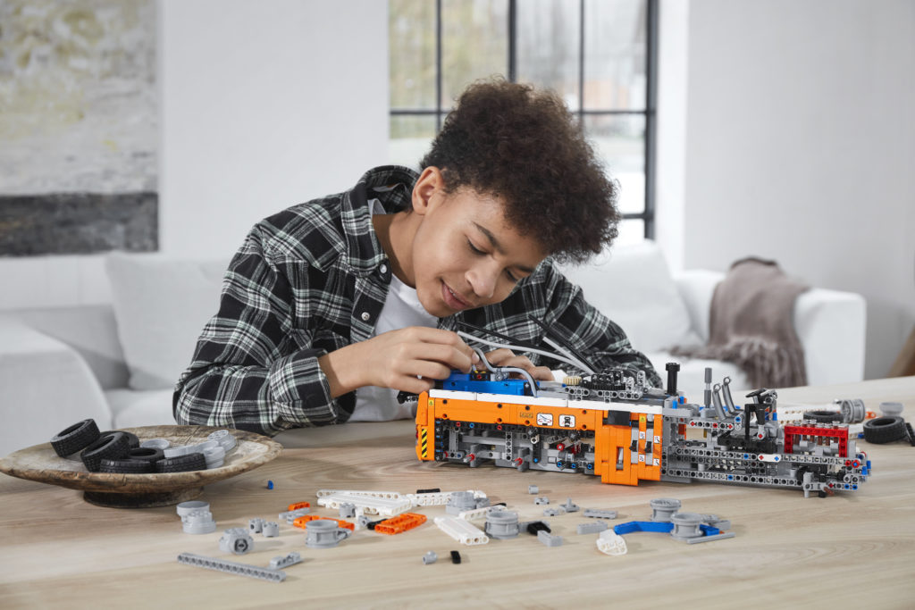 LEGO Technic 42128 Heavy duty Tow Truck 9