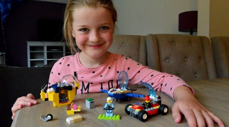 Schoolgirl writes to LEGO asking for more female characters