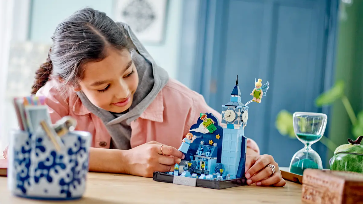LEGO Disney 43232 Peter Pan & Wendy’s Flight over London best seen at night