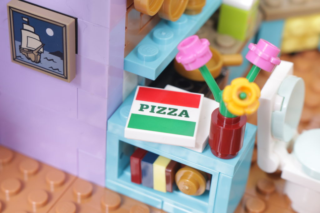 LEGO Creator Expert 10292 Friends Apartments references 6