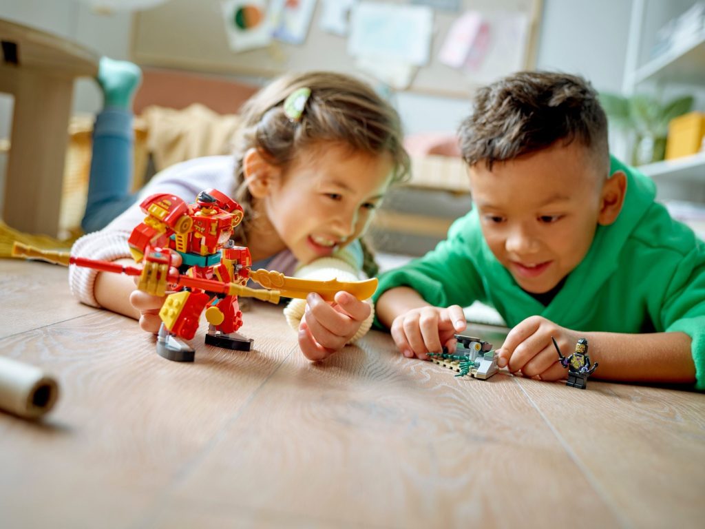 80040 Monkie Kids Combi Mech lifestyle 1024x768