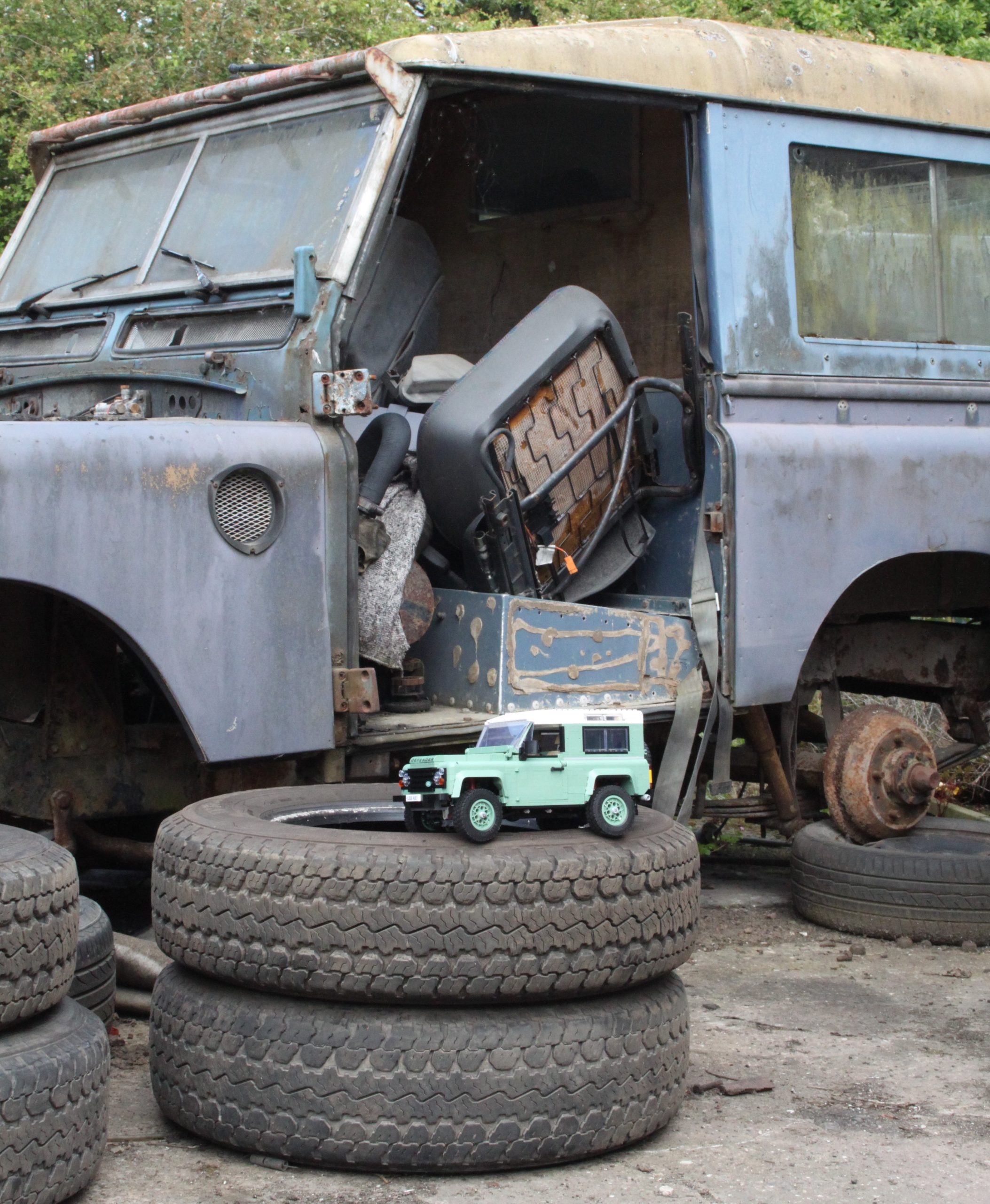 LEGO ICONS 10317 LAND ROVER CLASSIC DEFENDER 90 review outside 41 scaled