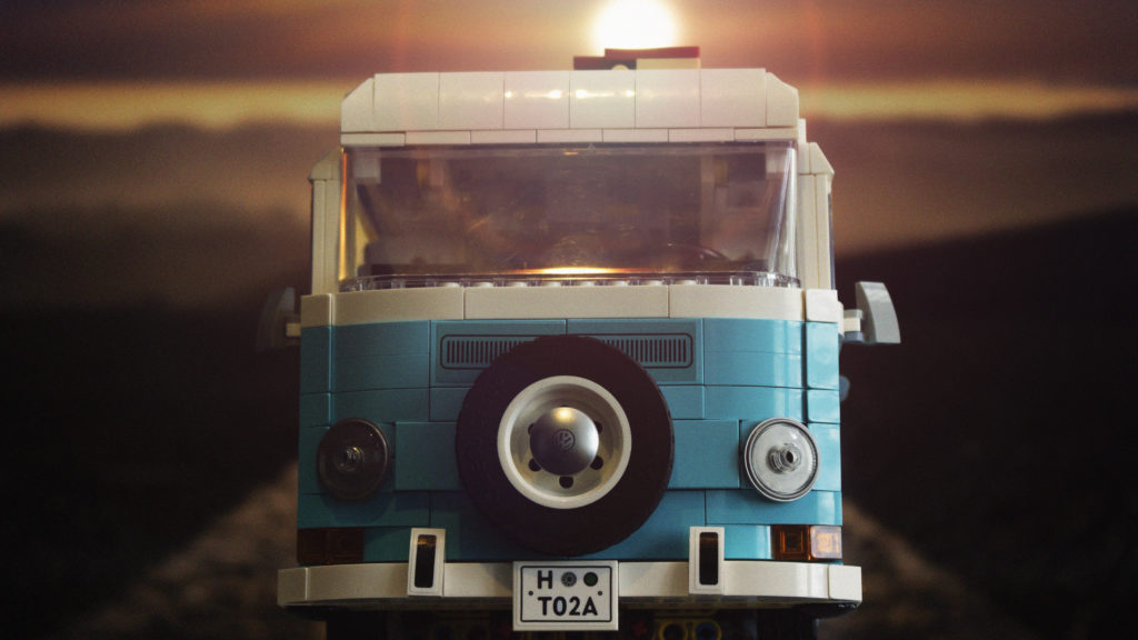 LEGO 10279 Volkswagen T2 Camper Van FEATURE 5