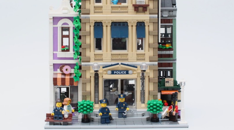 Five ingenious LEGO building techniques in 10278 Police Station
