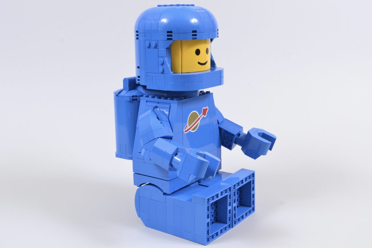LEGO 40921 Up Scaled Blue Astronaut Minifigure 22 1200x800
