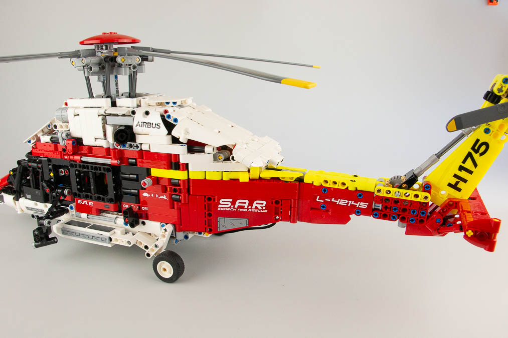 42145 Technic Airbus H175 Rescue Helicopter 18