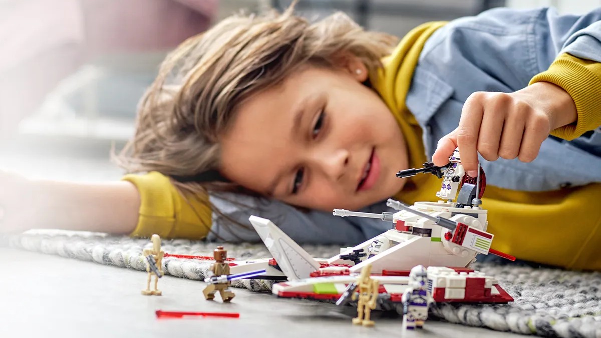 LEGO Star Wars build takes a peek behind the scenes