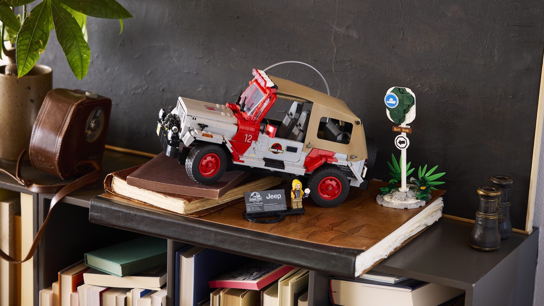 LEGO-Jurassic-World-77984-Jurassic-Park-Jeep-Wrangler-28-edited